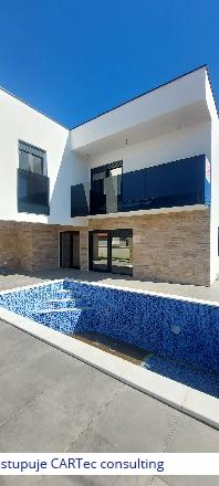 VIR - Prodej novostavby samostatně stojícího domu s bazénem - 500 m od moře